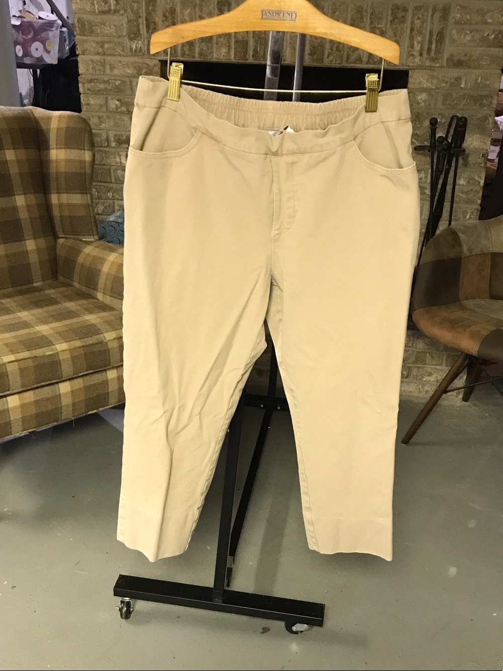 Isaac Mizrahi Beige Pull-On Capris